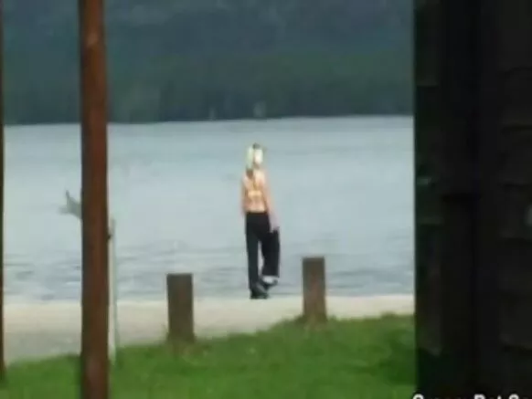 Balagagge chubby karuwanci mata a fili tare da samari suna jima'i.