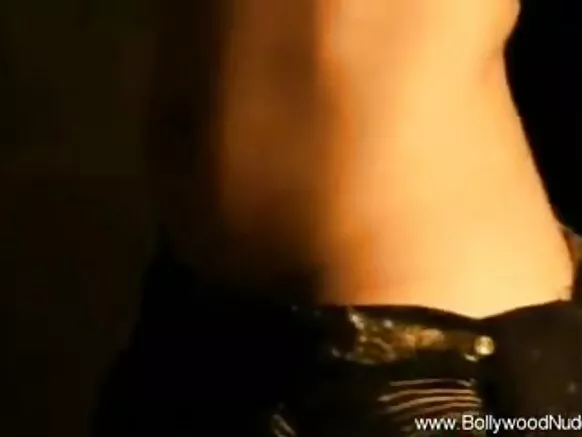 Kyawawan balagagge mai rawar ciki tare da ɗimbin nonon bollywood.
