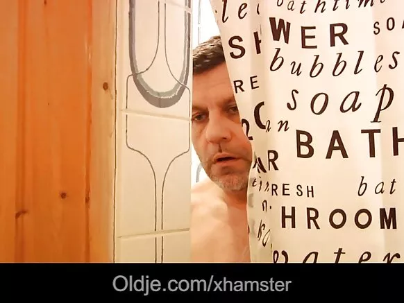 Tsoho yana cin duri da kyar ta hanyar manyan faifan bidiyon balagagge na matasa masu farin jini.