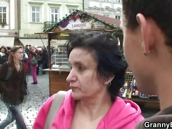 Tsohuwar kaka 'yar yawon bude ido tana tsalle kan grannies tare da samari suna cin duri akan dikinsa.