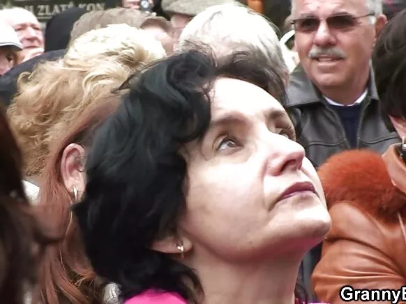 Tsohuwar kaka 'yar yawon bude ido mata sun dauko karnuka masu lalata da su.