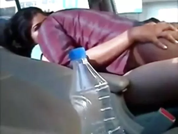 Voyeur yana lalata motarsa ​​don haka duk mata masu gashi tsirara zasu iya ganin baƙar fata.