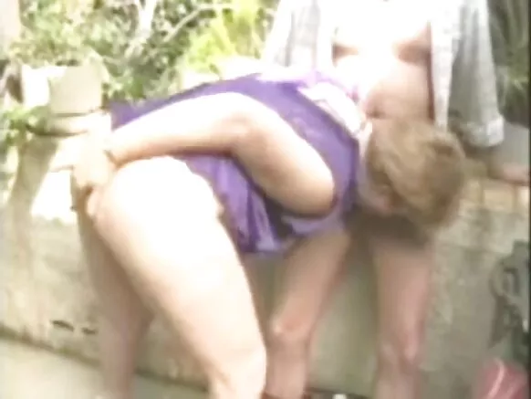 Balagagge bbw yana ƙara zurfafawa da zurfi a cikin makogwaro.