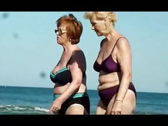 Sexy tsofaffin kakanin Argentina xxx a bakin teku ana leƙen asiri.