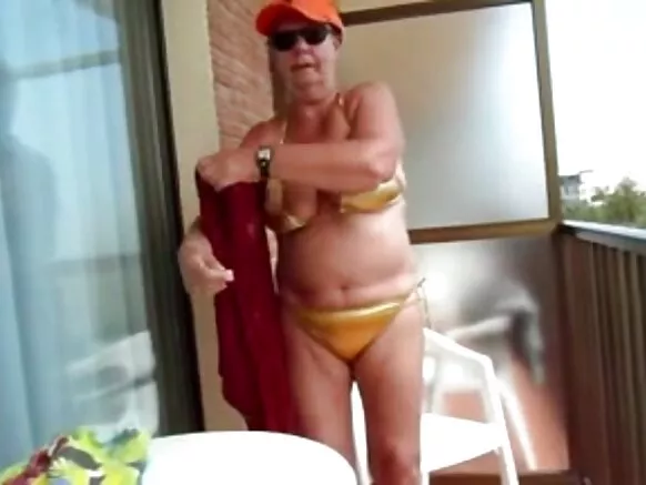 Kaka mai shekaru 69 tana nuna komai akan baranda ta kakar, matan da suka balaga suna cin duri.