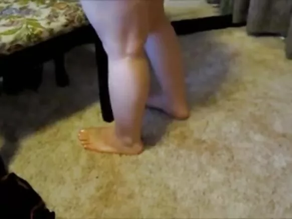 Sexy Asiya balagagge jima'i tare da mata a cikin gida video.