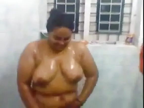 Sexy da zafi yanayin wanka tare da kudu aunties mai son indiya mata video.