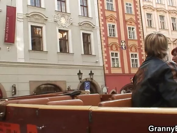 Tsohuwa 'yar shekara 70 ta hau azzakari balagagge a cikin karamar riga.