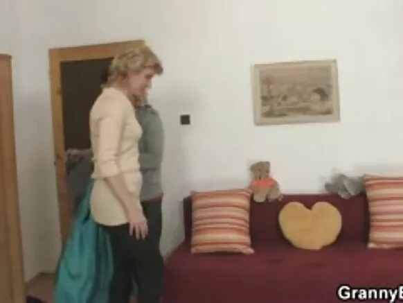 Tsohuwar karama ta yi tsalle a kan bututun samari da balagagge da kuma dick na fata.