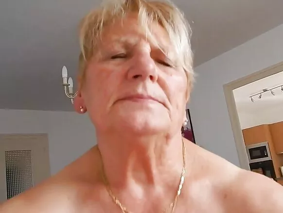Kaka mai gida ta hau mijinta kuma tana ƙoƙarin kada ta yi nishi daga tsofaffin dicks.