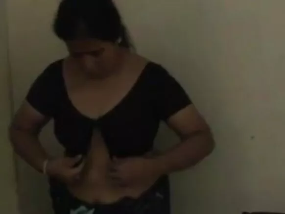 Matan Indiya masu ƙanƙara da babban assha al'aura milf aunty 1013.