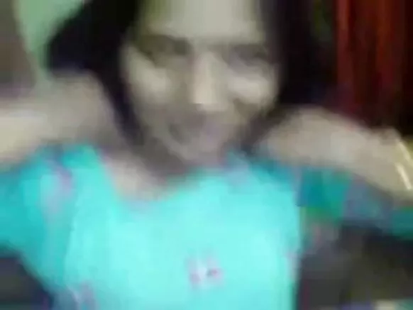 Kauyen bhabi na Indiya ya yi lalata da ƙawaye da jikoki a karon farko tare da aboki.