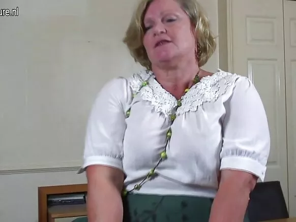 Goggo mai manyan nono tana wasa kamar grannies suci jikan su.