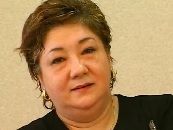 Kaka Jafananci tare da manyan nonuwa, matan da suka balaga a cikin wasan kwaikwayo na gida.