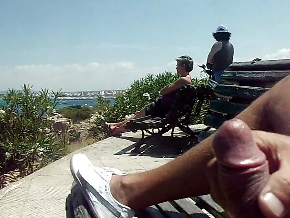 Balagaggen al'aurar jama'a da kuma cumshot ga mata biyu suna cin duri a gida.
