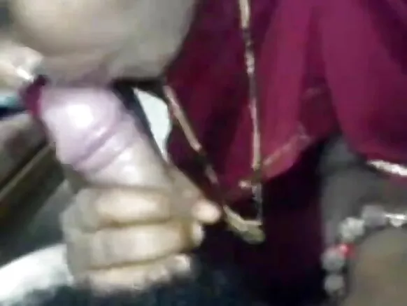 Yan matan Indiya sanye da jajayen sari tare da masoya.