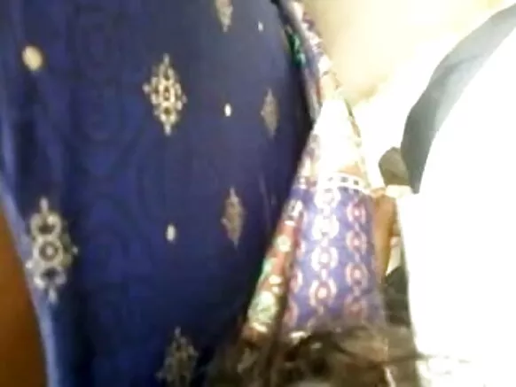 Tamil Nadu aunty tana firgita a bidiyo na tsofaffin matan suna nishadi da jama'a.