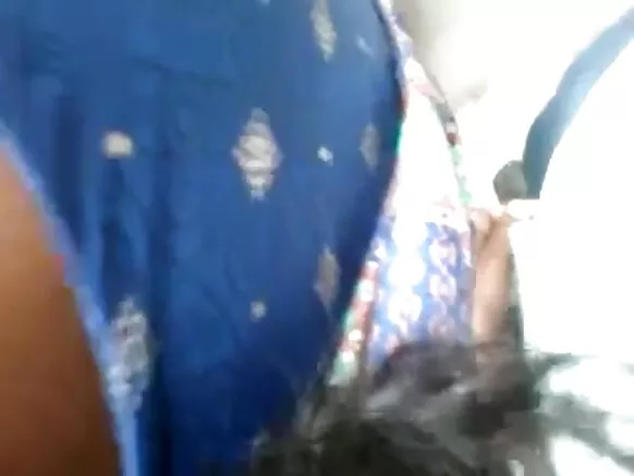 Mahaifiyar Tamilnadu da 'yarta aunty 'yar madigo sun yi fira a cikin jama'a.