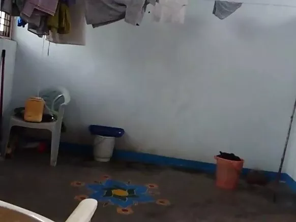 Desi mai santsi mai gashi, mata da suka balaga don jima'i a bandaki suna sa sutura bayan.