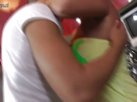 Mahaifiyar da balagagge ta ɗauki zakara daga ƙaramin kyamarar gidan yanar gizo xxx.