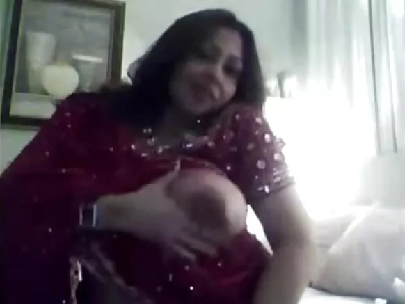 'Yar Indiya mai zafi tana nuna manyan 'yan uwanta na Colombia suna lalata da nonuwa da farji.