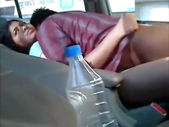 Damn balagagge tana nuna bidiyo a cikin motarta don kowa ya gani.