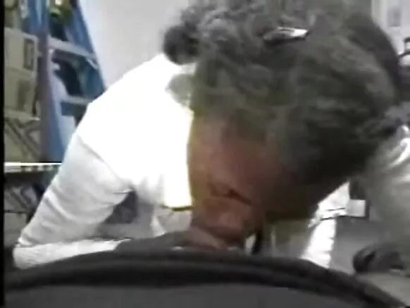 Bakar grannies, mata marasa aminci da manyan nonuwa masu zafi.