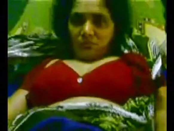 Aunty indiya tayi kaca kaca da manyan nonuwa ba babba ba, video ga yayan ta.