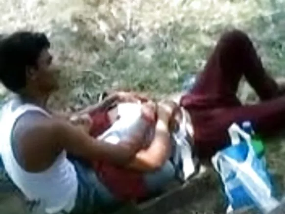 Yarinyar Indiya ta bar bidiyon kaka kyauta tare da tsuntsayen Indiya don yin wasa da masoyinta a wurin shakatawa.