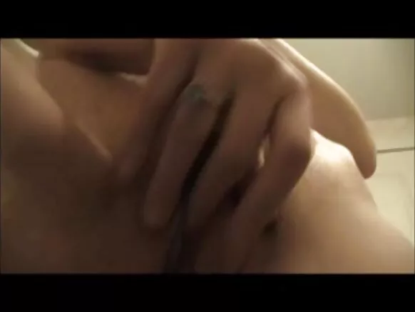 Mama POV tana ƙarfafa al'aurar al'aura tare da tsofaffin mata.