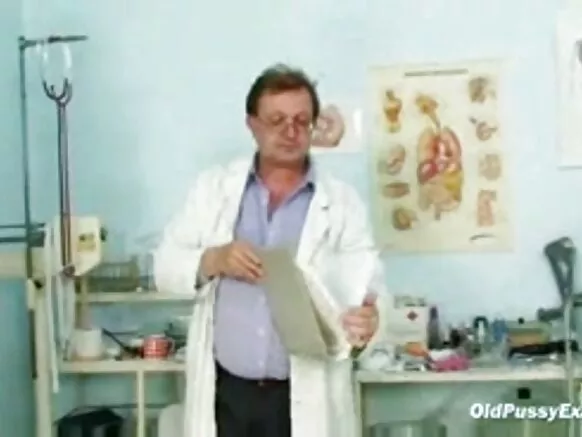 Kaka tana jin kunya a lokacin gwajin gynecological.