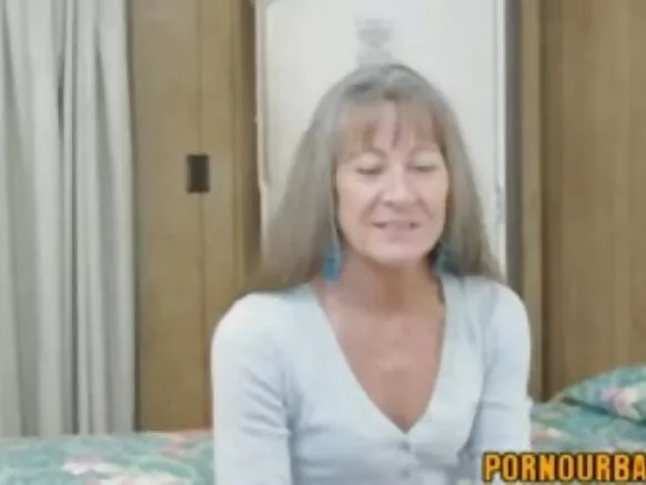 Amateur Latina ta yi lalata da wata balagagge 'yar Amurka tana tsotsar diki.