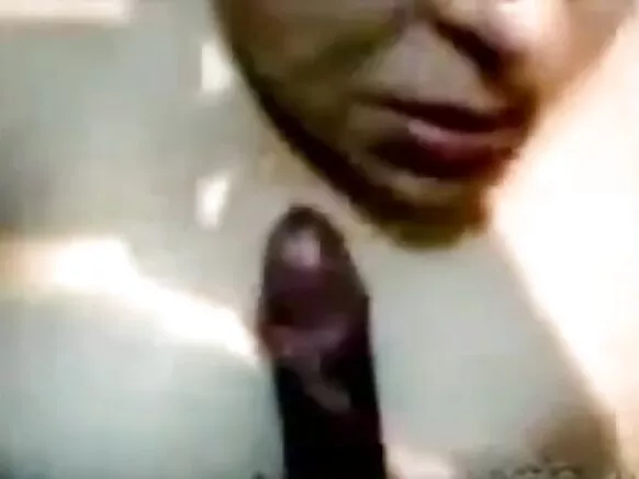 Aunty indiya tana ba da bidiyon batsa da fuska na mata balagagge.