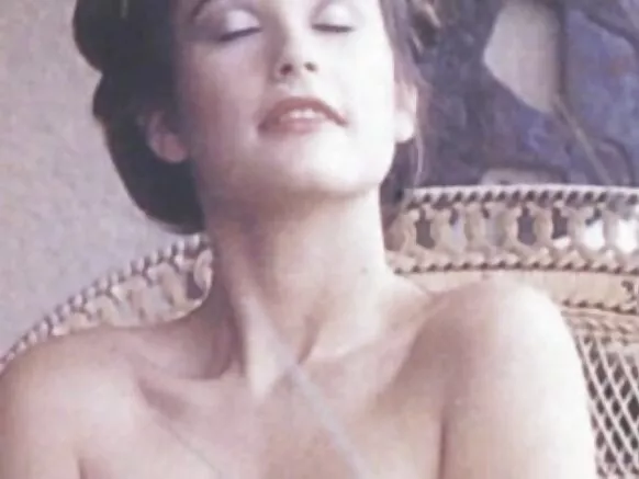 Demi Moore tsirara ba a tantance ba! Bust balagagge