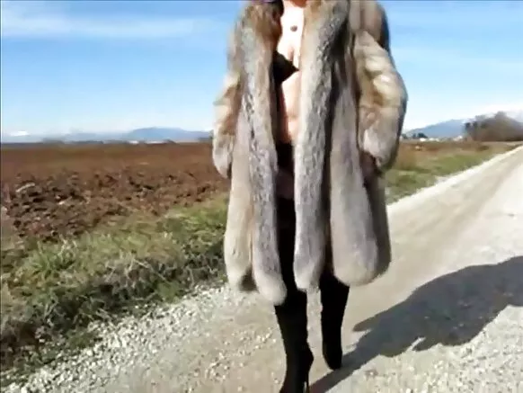 'Yan madigo Italiya suna tsotsar nono, mai baje kolin, inna tsirara jama'a.