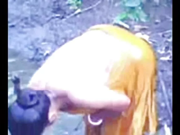 Kauyen Bangla Desi Bhabis Iyayen Rasha suna cin duri, suna wanka a bainar jama'a.