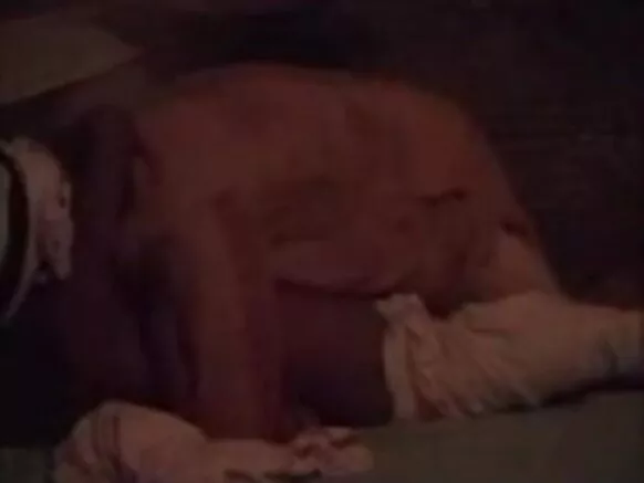 Swamiji yana lalata da tsofaffin mata masu lalata da ashram aunty.
