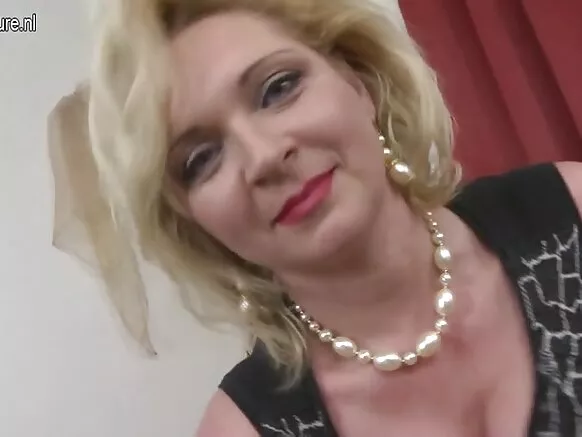 Mama mai kaushi tana tsotsar nono da tsotsar balagagge daga abin wasan yaronta.