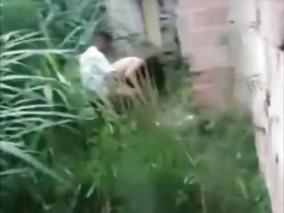Makwabciyarta bidiyo ce ta balagaggen mata masu barci da aka kama a kan baranda.