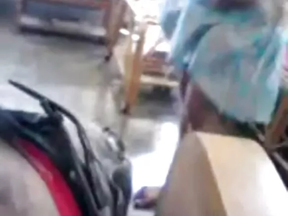 Yarinyar Hyderabad mai fama da yunwa tana lalata da tsohuwar mace don zakara.