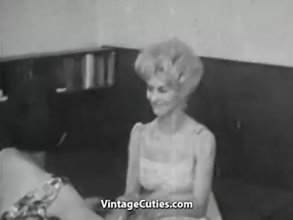 Balagagge 'yan madigo da grannies a kan gado, girbi daga 50s masu zafi.