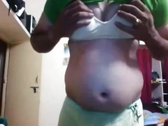 Zafafan Shemale na Indiya tana nuna kanta kyauta a cikin mata balagaggen bidiyo na gida akan cam.