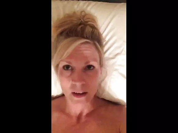 Sexy zafi MILF rikodin kanta cumming yayin da yake magana game da datti na gida videos na balagagge mata masu lalata.