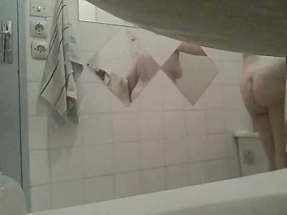 Balagagge a daki balagagge, mata tsirara.