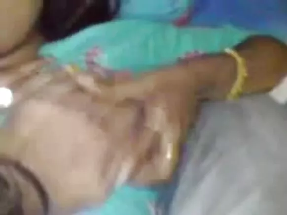Kauyen bhabi na Indiya mai lalata da mata a karon farko wata budurwa ta yi lalata da wata kawarta.