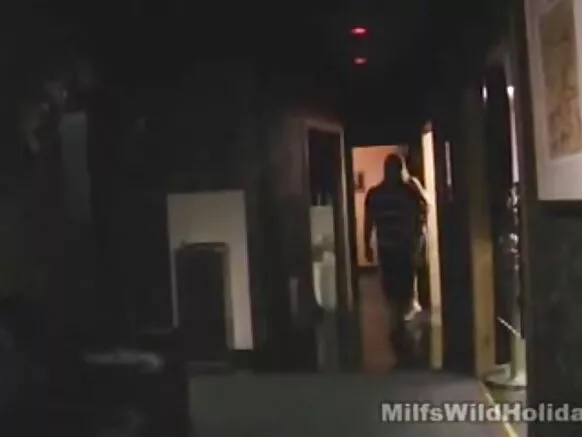 Bidiyon batsa masu zafi tare da mahaifiya a kan hutu morgan yana ba da aikin motsa jiki da kasada.