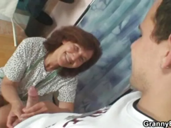 Yana jima'i da kakarsa yana cin duri da tsohuwa mai sana'ar dinki da manyan mata masu girman kai daga baya.