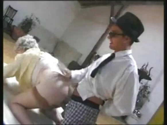 Granny fucks tare da balagagge mutanen Spain guda biyu daga mai son.