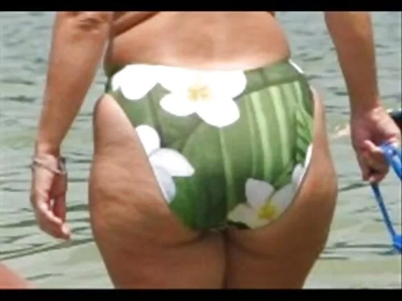 BBW Beach Voyeur Bikini - Ass Candid Ass - Hidden Cams Ass - Yin leken asiri akan Goggo tana cin gindinta.