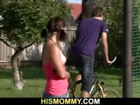 Tsohuwar inna ta yaudari kawarta don ta yi wasa da bidiyon farji kyauta tare da samari xxx grannies.